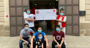Miembros de La Teba entregando el cheque a Cruz Roja