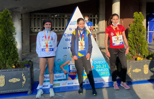 MARIA-ALDUAN María Alduán, junto a la primera y segunda clasificadas