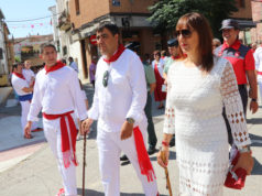 Mario Fabo: “Suspender las fiestas de Marcilla ha sido muy duro” El alcalde de Marcilla, Mario Fabo, en el centro, durante la procesión del año pasado