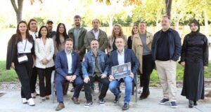 Caye Casas rueda en la Ribera ‘El Deseo de Mamá’, una comedia negra que carga contra la clase política El Deseo de Mamá