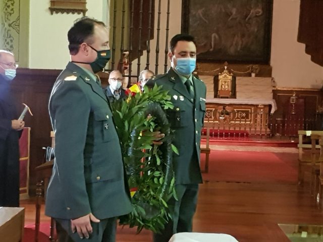 MOMENTO DE ENTREGA DE LA CORONA DE LAUREL (1)