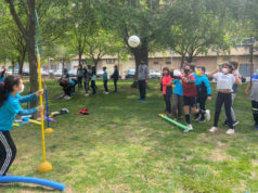 Alumnos y alumnas del Monte San Julián haciendo Educación Física en la calle