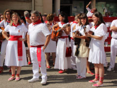 Genaro Martón, Coro y Rondalla de Villafranca: «Todo esto es una pena, pero lo primero es lo primero” Nuria Amigot y Genaro Martón cantando una jota a la patrona junto al Coro y Rondalla de Villafranca