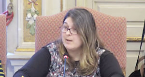 Olga Risueño interviene en el pleno del ayuntamiento de Tudela