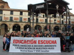 Las familias de los niños no admitidos en Jesuitas se concentran en la Plaza de los Fueros
