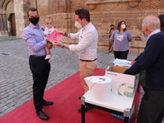 Los niños de Tudela reciben su pañuelo de fiestas Alejandro Toquero entrega el pañuelo a uno de los niños