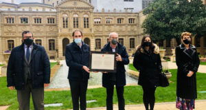 El alcalde de Murchante y miembros de Cruz Roja junto a la presidenta Chivite recibiendo el premio