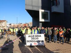 Decenas de agricultores apoyan al compañero que declara hoy en el Juzgado de Tudela