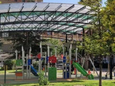 El Paseo de Invierno de Tudela estrena su controvertida cubierta para los juegos infantiles