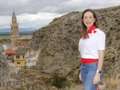 Paula Rapún, concejala de Festejos de Arguedas: «Queremos que el Encierro del Estrecho sea fiesta de interés turístico» Paula Rapún con el recorrido del encierro del estrecho a sus pies
