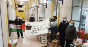 Voluntarias de la tienda de Comercio Justo de Tudela con los alimentos recogidos para el Sahara