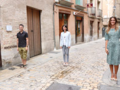 Danza para desconfinar el cuerpo y la mente El coreógrafo Antonio Chauqui, la concejala de Cultura, Merche Añón, y la directora de la Residencia Nuestra Señora de Gracias, Begoña Moreno
