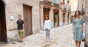 El coreógrafo Antonio Chauqui, la concejala de Cultura, Merche Añón, y la directora de la Residencia Nuestra Señora de Gracias, Begoña Moreno
