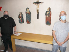 El Museo de Tudela restaura el conjunto escultórico del Calvario Javier López Bailo y Jesús Iturbide junto a las figuras del Calvario restauradas