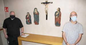 Javier López Bailo y Jesús Iturbide junto a las figuras del Calvario restauradas