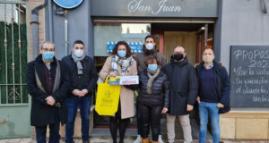 Entrega de uno de los premios de la campaña de navidad Este año El Niño toca en la Ribera Sur