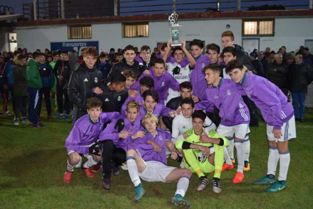 Real-Madrid-con-trofeo-2016