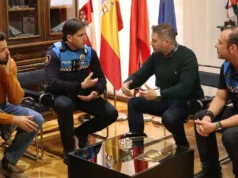 El alcalde recibe a los agentes que intervinieron en la reanimación de un bebé de dos meses