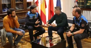 El alcalde recibe a los agentes que intervinieron en la reanimación de un bebé de dos meses