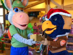 Sendaviva lanza los bonos ‘Sendamigos’ para disfrutar al máximo en un entorno totalmente seguro la próxima temporada Las dos mascotas de Sendaviva entregándose un regalo