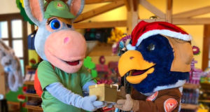 Las dos mascotas de Sendaviva entregándose un regalo