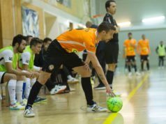 Un jugador del Aspil Jumpers Ribera Navarra se dispone a sacar el balón