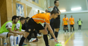 Un jugador del Aspil Jumpers Ribera Navarra se dispone a sacar el balón