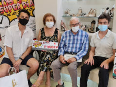 Entregado los 1.000 euros de la campaña: “Los 3 SuperDÍAS de los comercios TUCC” Milagros Consuegra Beorlegui acompañada por su marido, Paúl Carcavilla y Fernando Aranda miembros de la junta directiva de TUCC