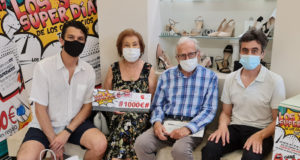 Milagros Consuegra Beorlegui acompañada por su marido, Paúl Carcavilla y Fernando Aranda miembros de la junta directiva de TUCC