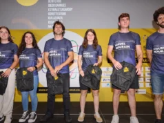 Ana Estella y Saioa Orgambide, primera y segunda por la izquierda, con otros de los ciclistas becados por la fundación