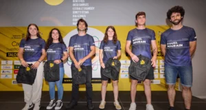 Ana Estella y Saioa Orgambide, primera y segunda por la izquierda, con otros de los ciclistas becados por la fundación