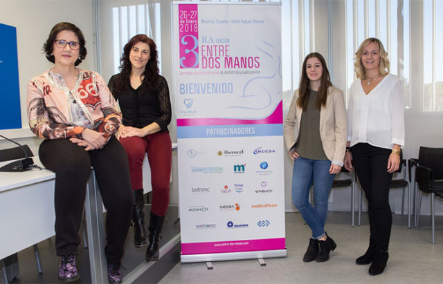 Equipo premiado entre manos