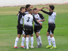 Los jugadores del CD Tudelano se abrazan tras meter un gol