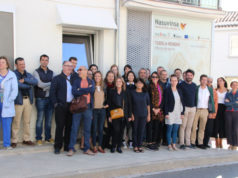 El director de Vivienda, Eneko Larrarte, visita la oficina de rehabilitación del Barrio de Lourdes junto a una delegación europea
