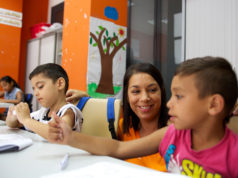 25 niños y niñas de Tudela en situación vulnerable reciben material escolar de La Caixa