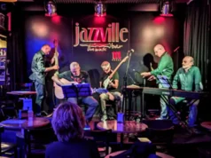 Alfonso Segura presenta el poemario «Sentido obligatorio» con un espectáculo literario musical