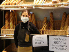 Almudena San Lorenzo en la cafetería Tres Delicias de Tudela