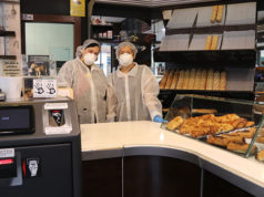 «Todavía hay gente que piensa que estamos exagerando» Dependientas de un despacho de pan con el uiforme de seguridad por la crisis del coronavirus