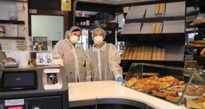 Dependientas de un despacho de pan con el uiforme de seguridad por la crisis del coronavirus