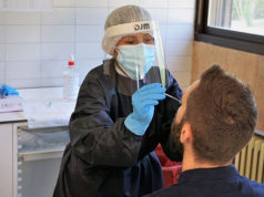 El brote por Covid-19 de Tudela se estabiliza en 34 casos Un paciente se somete a una prueba PCR en el Hospital de Tudela