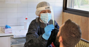 Un paciente se somete a una prueba PCR en el Hospital de Tudela