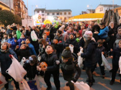 El reparto de pan y queso, la procesión y la hoguera, pilares de las fiestas de San Antón en Buñuel