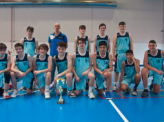 El equipo Cadete Masculino del Arenas de Baloncesto con su copa de Campeones de Navarra