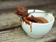 Mug cake de chocolate o cómo hacer un bizcocho de chocolate casero en 3 minutos al microondas