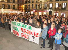 Personas en la plaza de los Fueros sumándose a la concentración convocada por la Coordinadora Feminista de Tudela