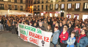 Personas en la plaza de los Fueros sumándose a la concentración convocada por la Coordinadora Feminista de Tudela
