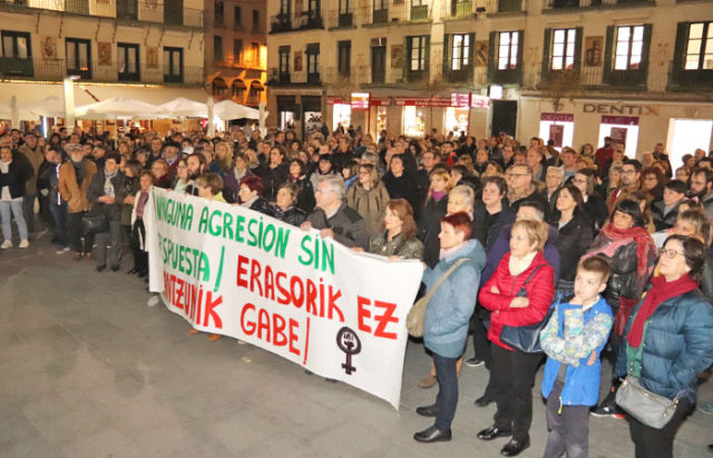 concentración agresiones sexistas en Tudela Personas en la plaza de los Fueros sumándose a la concentración convocada por la Coordinadora Feminista de Tudela