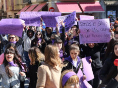 Manifestantes del día de la mujer muestran carteles reivindicativos con la jornada feminista