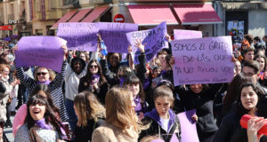 Manifestantes del día de la mujer muestran carteles reivindicativos con la jornada feminista