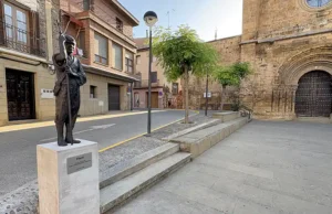 Fitero salda su deuda con Juan de Palafox con la inauguración de su estatua junto al Monasterio